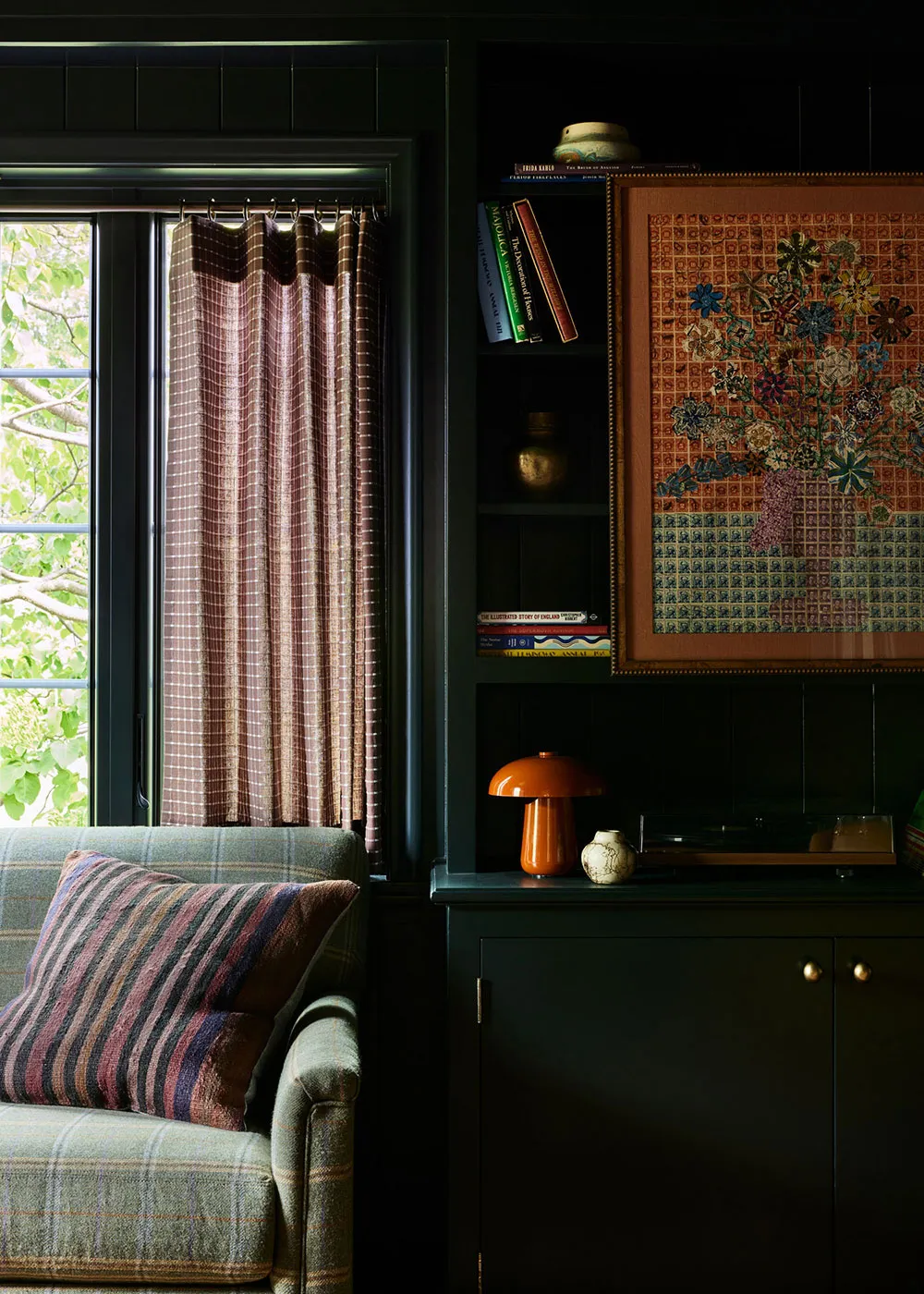 Diseño de interiores de una casa rural en Minnesota inspirada en los acogedoros pubs ingleses - Gallery image 3