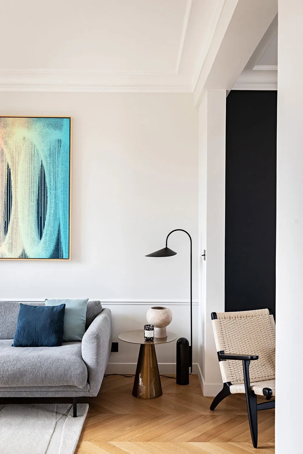 Diseño de interior en blanco y negro de un apartamento de dos plantas en París - Gallery image 3