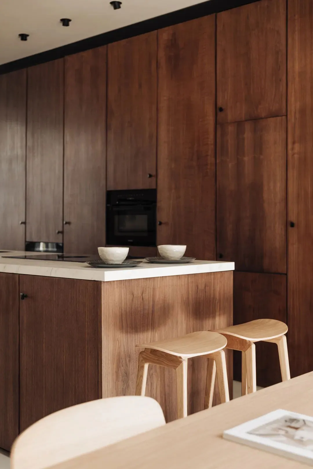 Diseño minimalista cálido en la decoración de un apartamento en una casa junto al canal en Ámsterdam - Gallery image 8