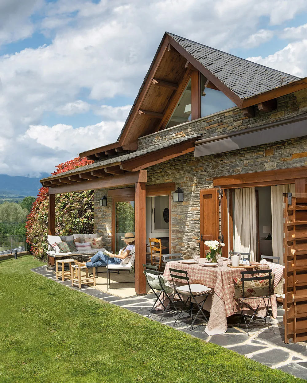 Un acogedor patio con vistas y toques de Provenza: hermoso cabaño en los Pirineos - Gallery image 1