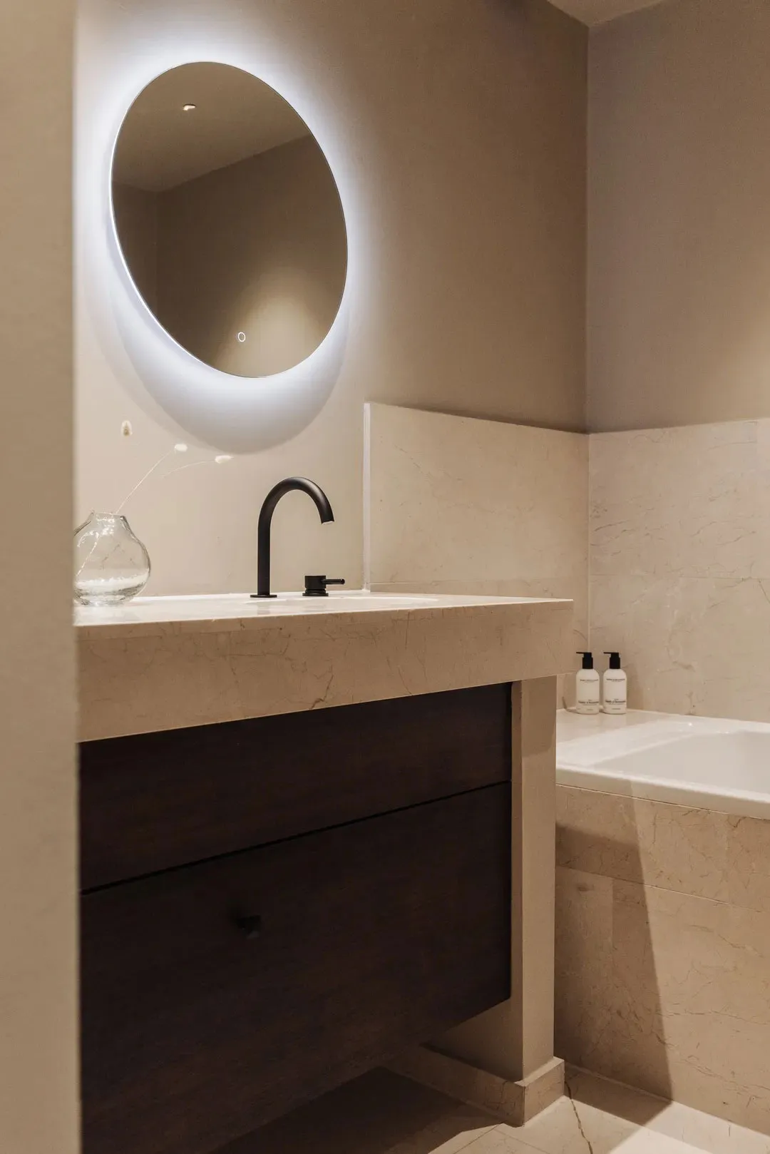 Diseño minimalista cálido en la decoración de un apartamento en una casa junto al canal en Ámsterdam - Gallery image 29