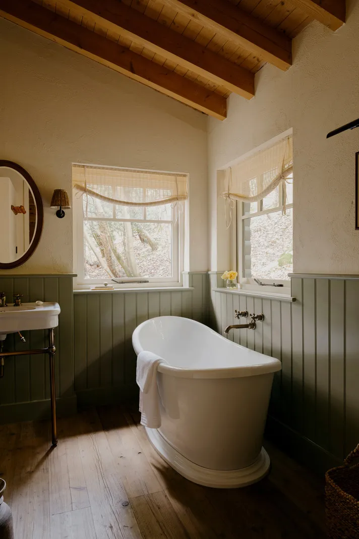 Приємні натуральні інтер'єри хутірка в лісі в Англії - Gallery image 17