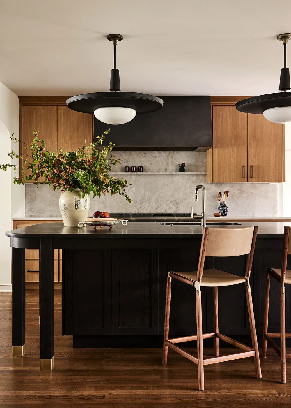 Diseño de interiores de una casa rural en Minnesota inspirada en los acogedoros pubs ingleses - Gallery image 11