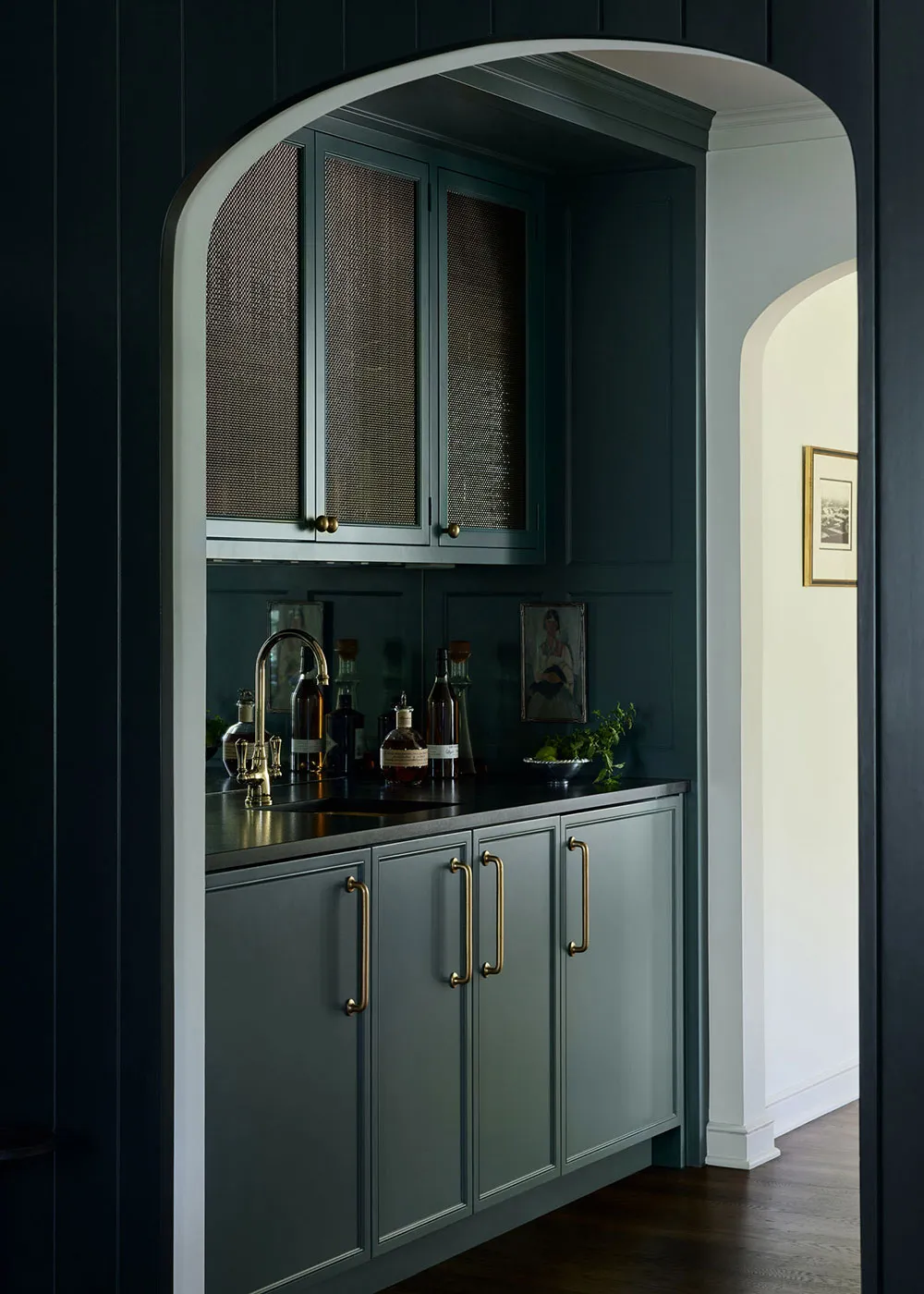 Diseño de interiores de una casa rural en Minnesota inspirada en los acogedoros pubs ingleses - Gallery image 8