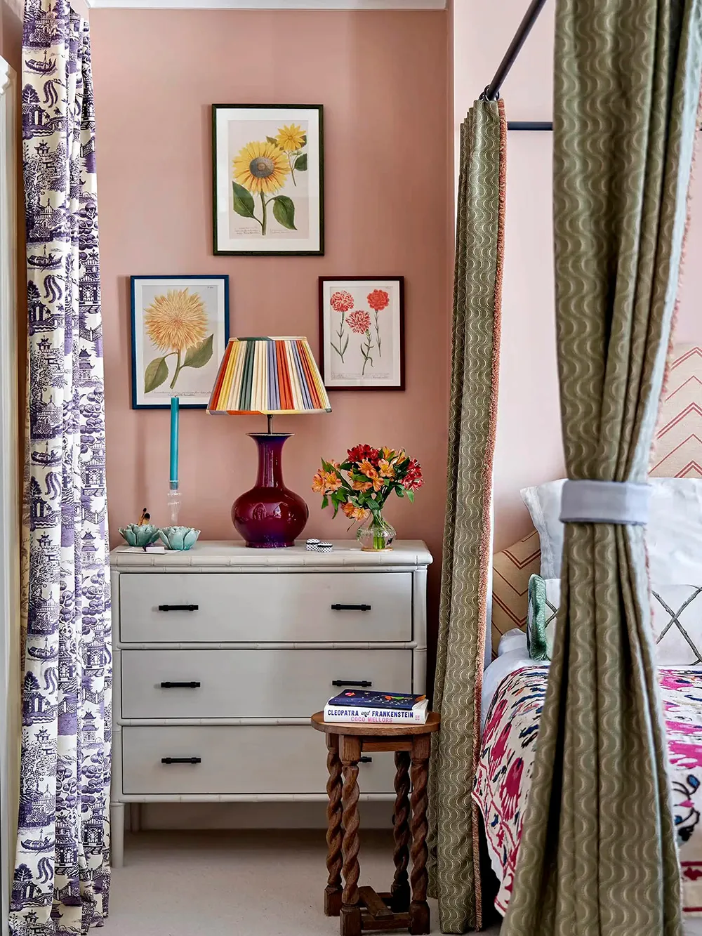 Soft Floral Motifs in Beautiful English-Style Interiors - Gallery image 4