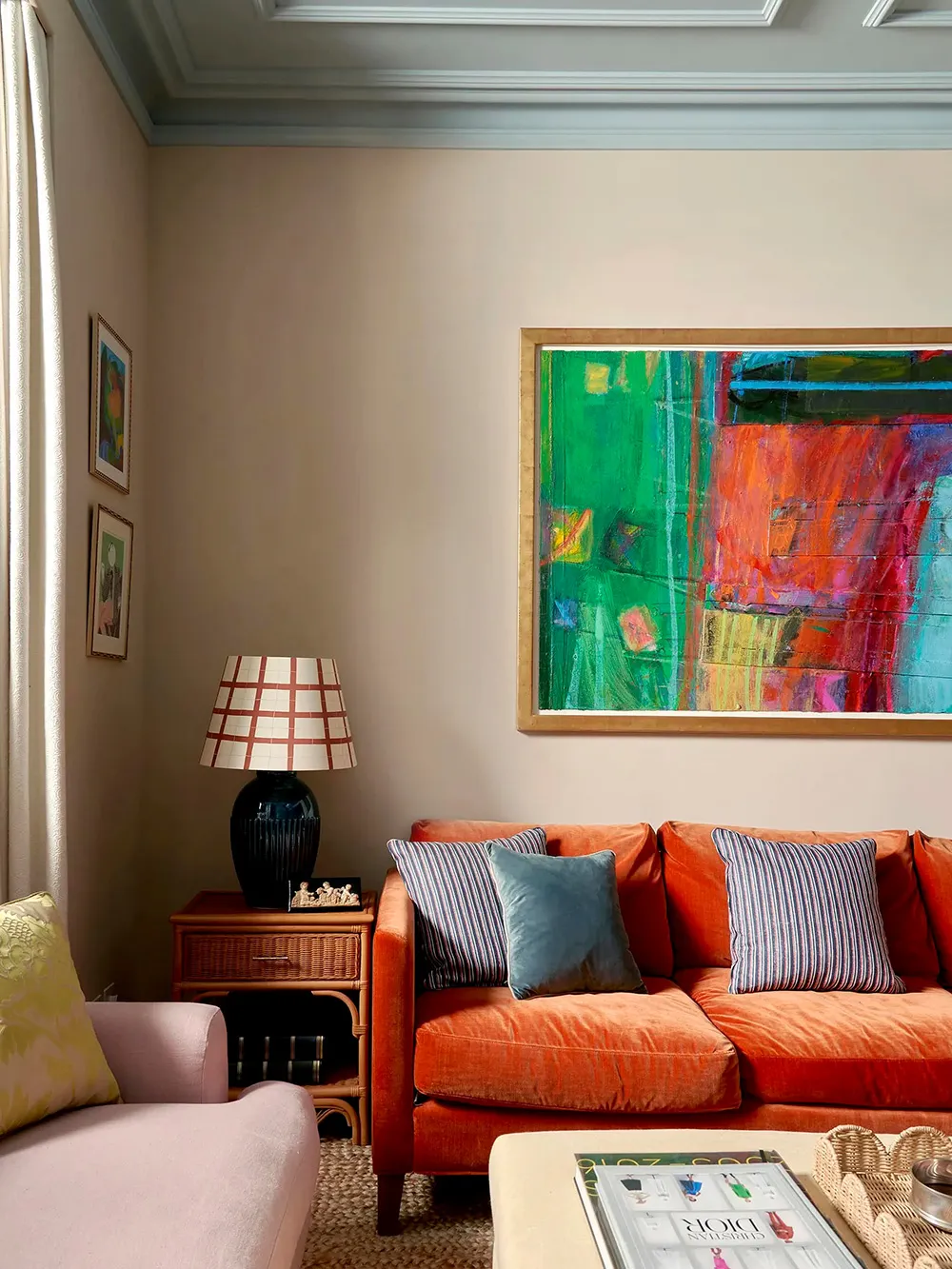 Soft Floral Motifs in Beautiful English-Style Interiors - Gallery image 13