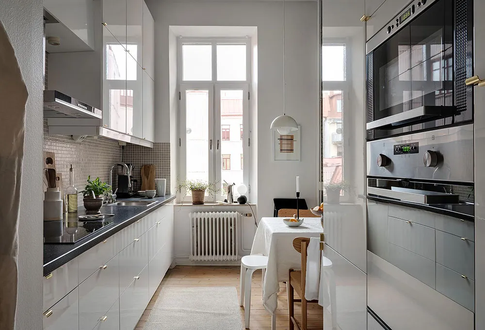 Angenehmes Zusammenspiel von kühlen und warmen Tönen in einer skandinavischen Wohnung (81 qm) - Gallery image 23