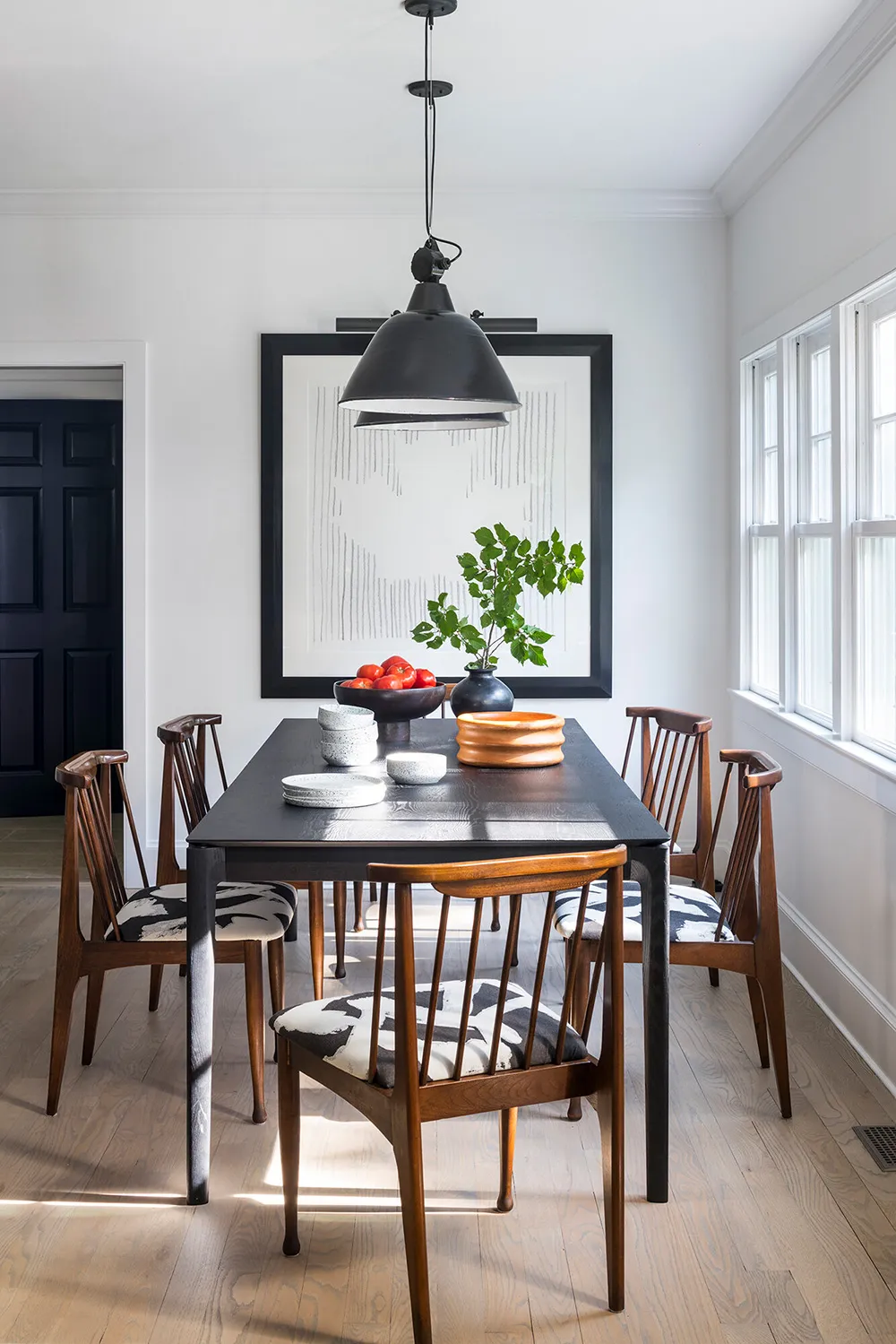 Stylish black and white interiors of a countryside house on Long Island - Gallery image 4