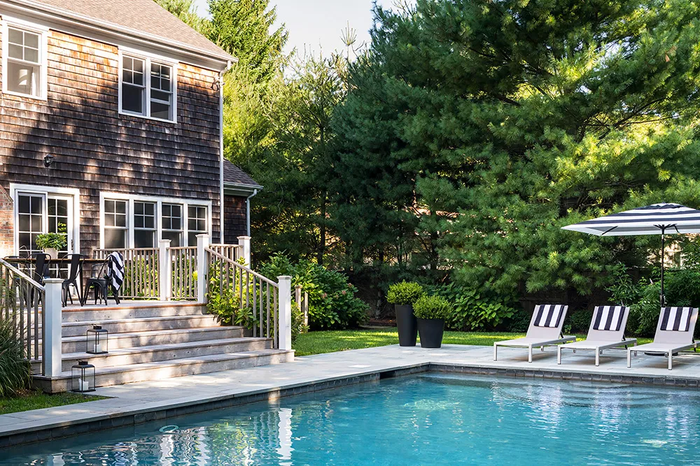 Stylish black and white interiors of a countryside house on Long Island - Gallery image 2