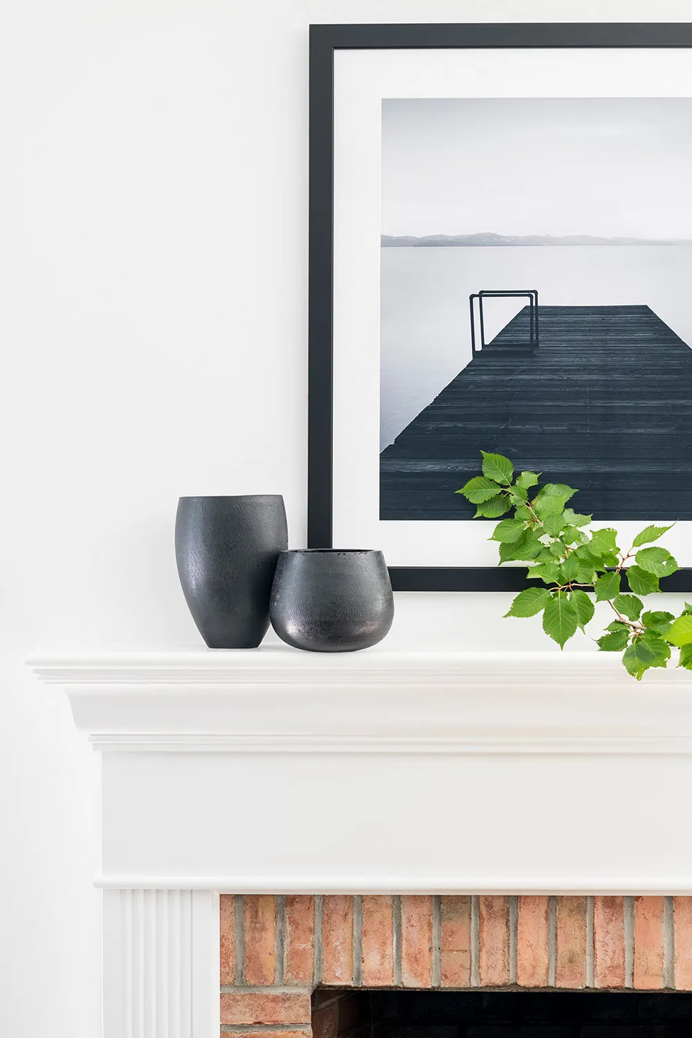 Stylish black and white interiors of a countryside house on Long Island - Gallery image 1