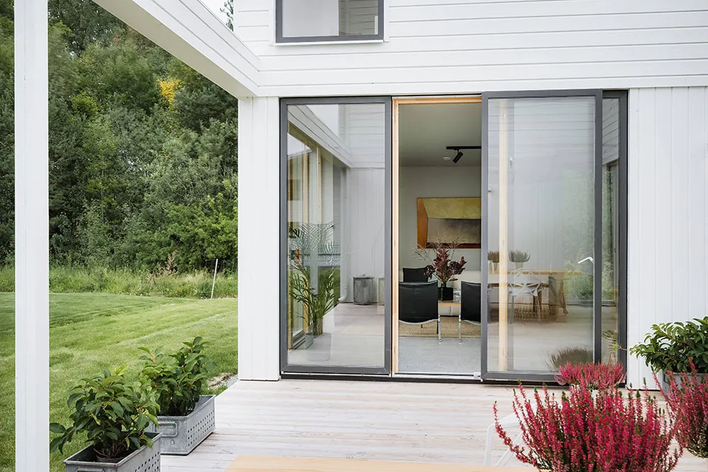 Schwarz-weiße Interieurs mit warmen Akzenten: modernes Haus in Schweden - Gallery image 4