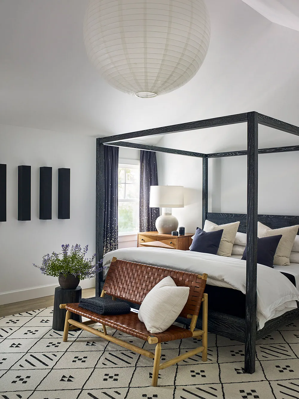 Stylish black and white interiors of a countryside house on Long Island - Gallery image 7