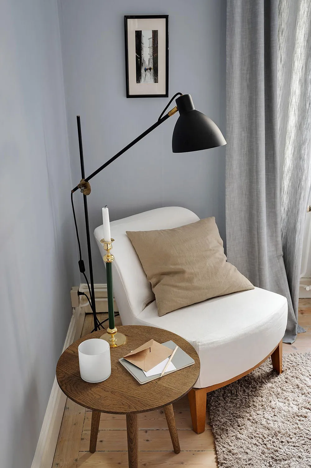 Angenehmes Zusammenspiel von kühlen und warmen Tönen in einer skandinavischen Wohnung (81 qm) - Gallery image 21