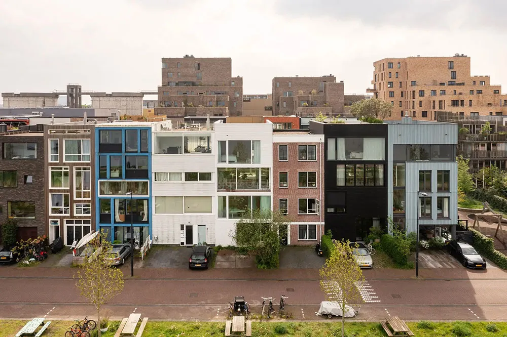 Calor de madera natural en el diseño de un townhouse moderno en Ámsterdam - Gallery image 23