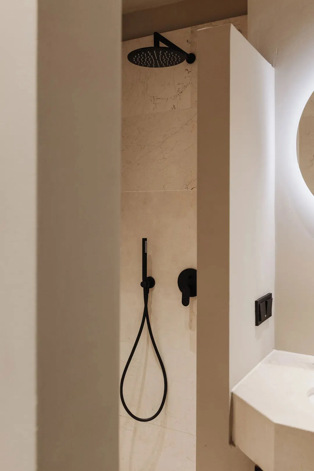 Diseño minimalista cálido en la decoración de un apartamento en una casa junto al canal en Ámsterdam - Gallery image 30