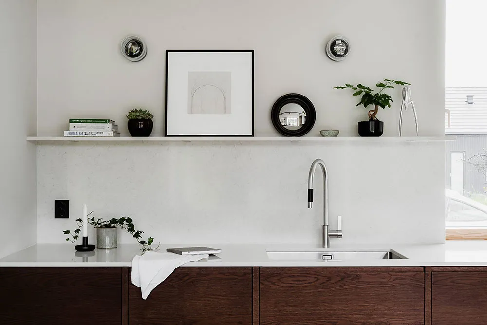 Schwarz-weiße Interieurs mit warmen Akzenten: modernes Haus in Schweden - Gallery image 7