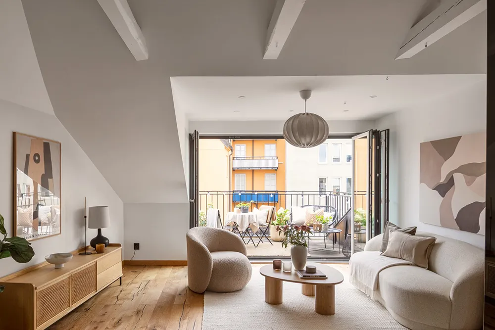 Шведська мансарда зі світлими інтер'єрами та модним декором (74 кв. м) - Gallery image 2