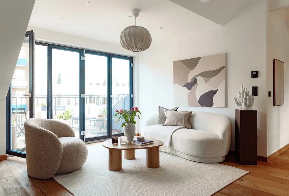 Шведська мансарда зі світлими інтер'єрами та модним декором (74 кв. м) - Gallery image 5