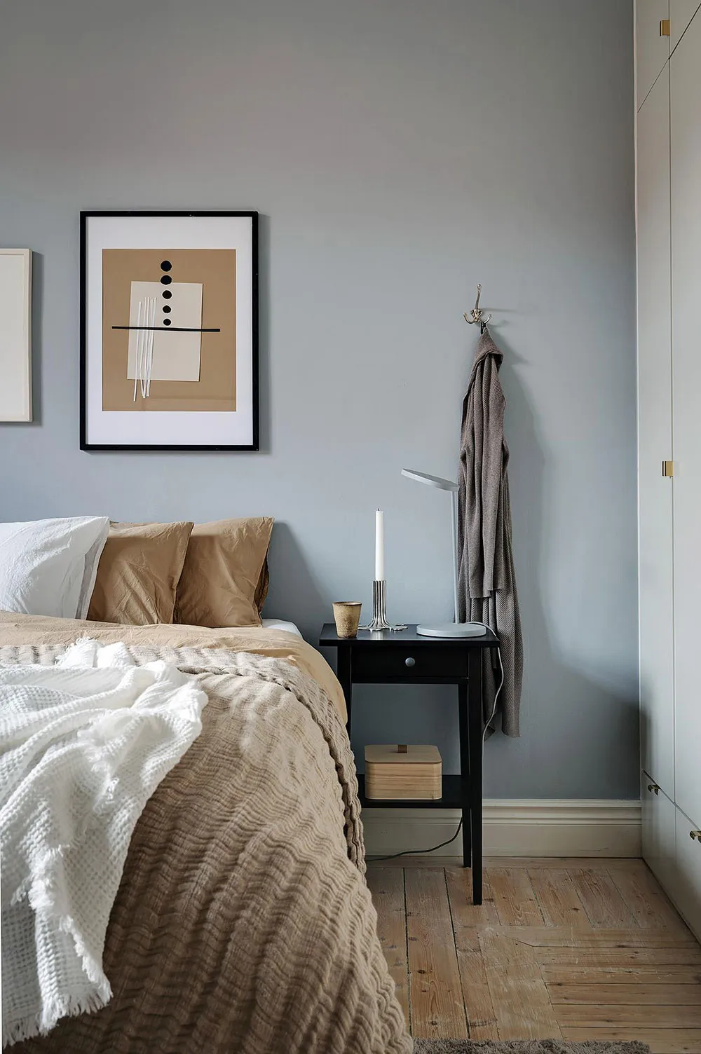 Angenehmes Zusammenspiel von kühlen und warmen Tönen in einer skandinavischen Wohnung (81 qm) - Gallery image 18