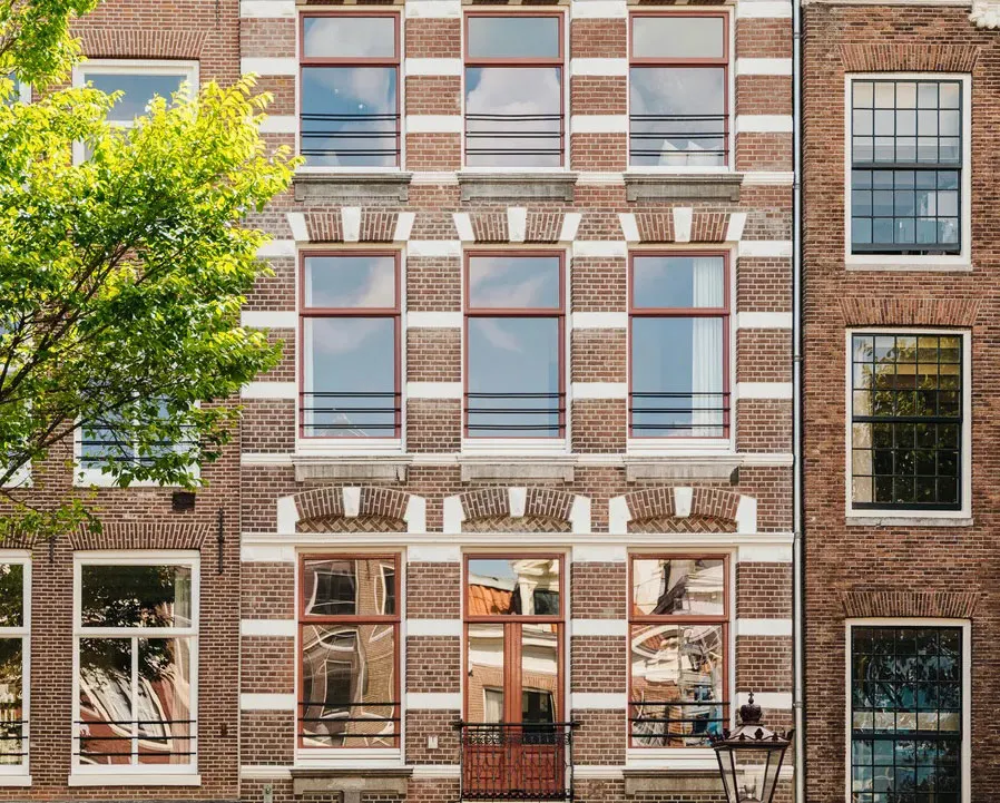Diseño minimalista cálido en la decoración de un apartamento en una casa junto al canal en Ámsterdam - Gallery image 31