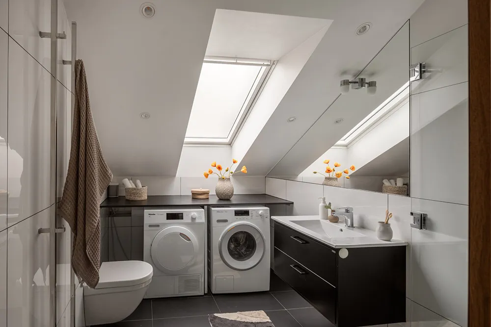 Шведська мансарда зі світлими інтер'єрами та модним декором (74 кв. м) - Gallery image 29