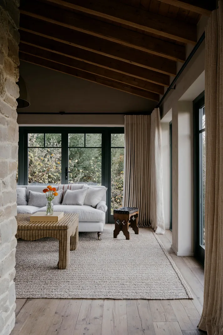 Приємні натуральні інтер'єри хутірка в лісі в Англії - Gallery image 2