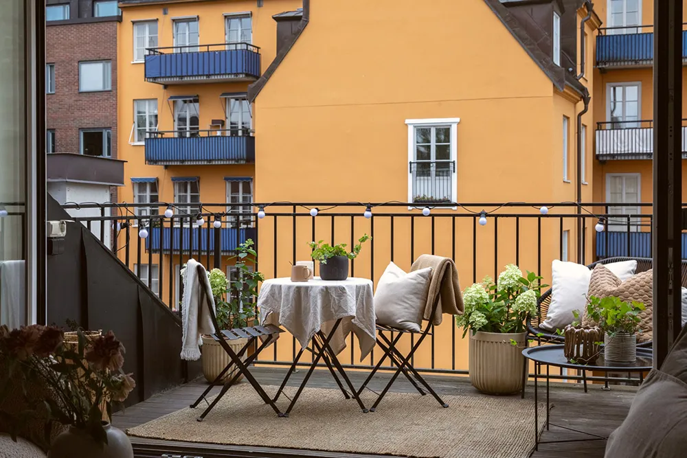 Шведська мансарда зі світлими інтер'єрами та модним декором (74 кв. м) - Gallery image 15