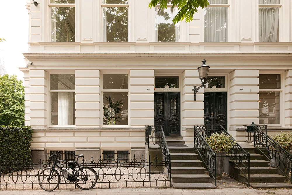 Gemütliche moderne Interior-Designs der beeindruckenden städtischen Villa in Amsterdam - Gallery image 19