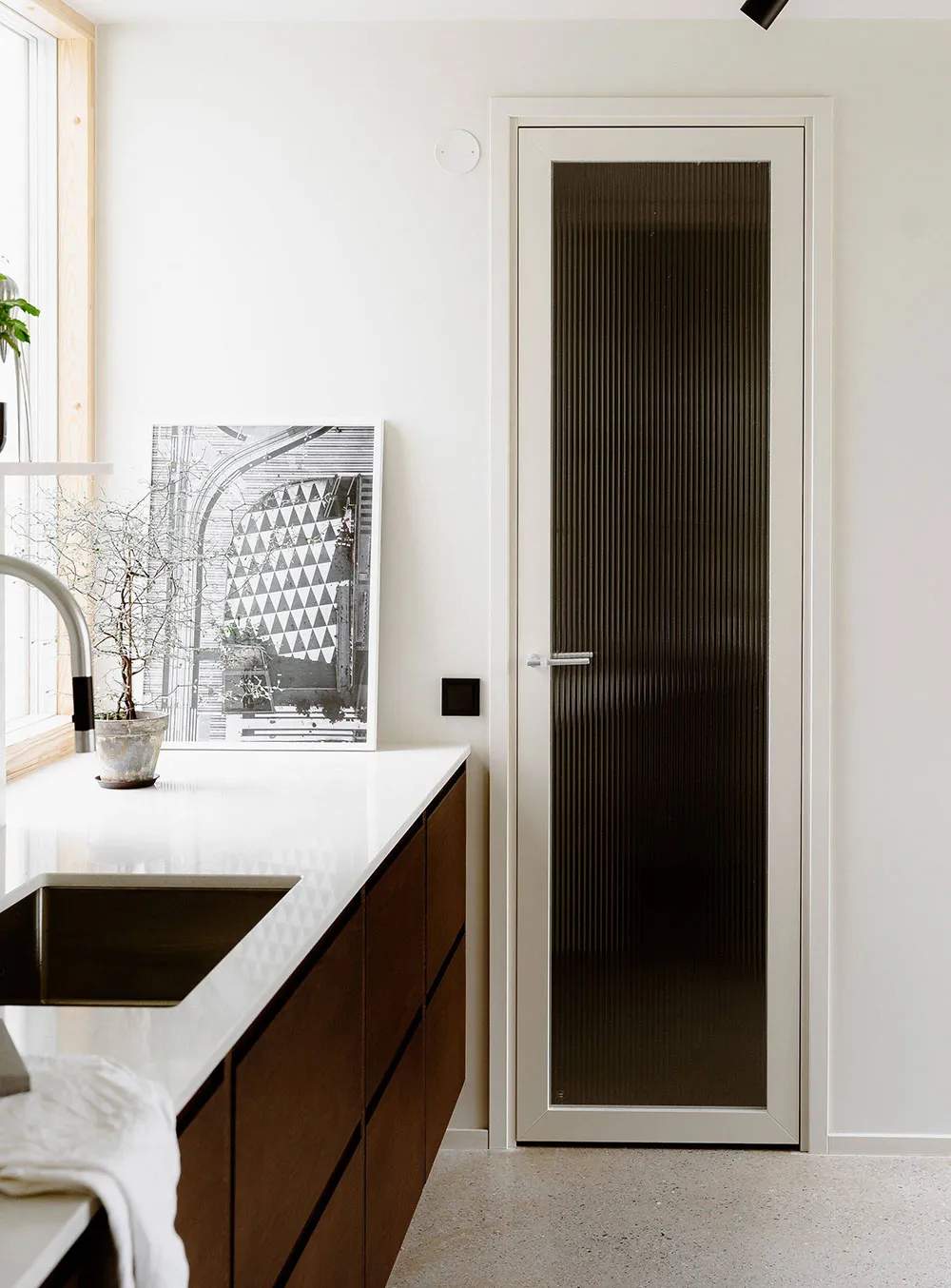 Schwarz-weiße Interieurs mit warmen Akzenten: modernes Haus in Schweden - Gallery image 9