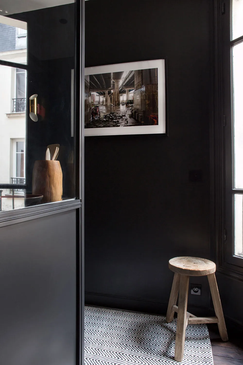 Klassische Fenster und moderner Dekor: Die Wohnung eines Designers in Paris - 8