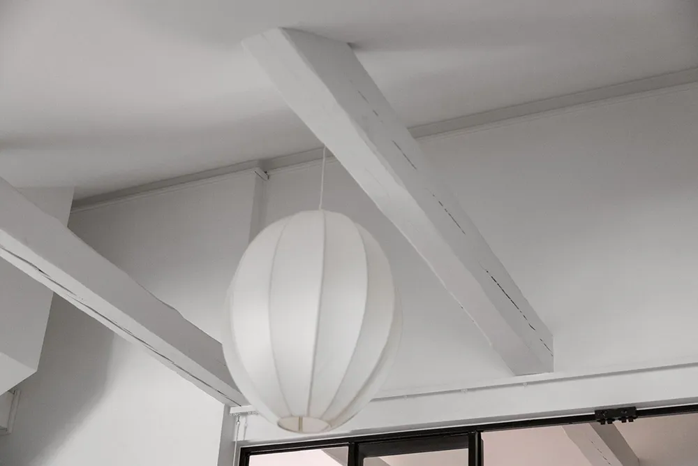 Шведська мансарда зі світлими інтер'єрами та модним декором (74 кв. м) - Gallery image 22