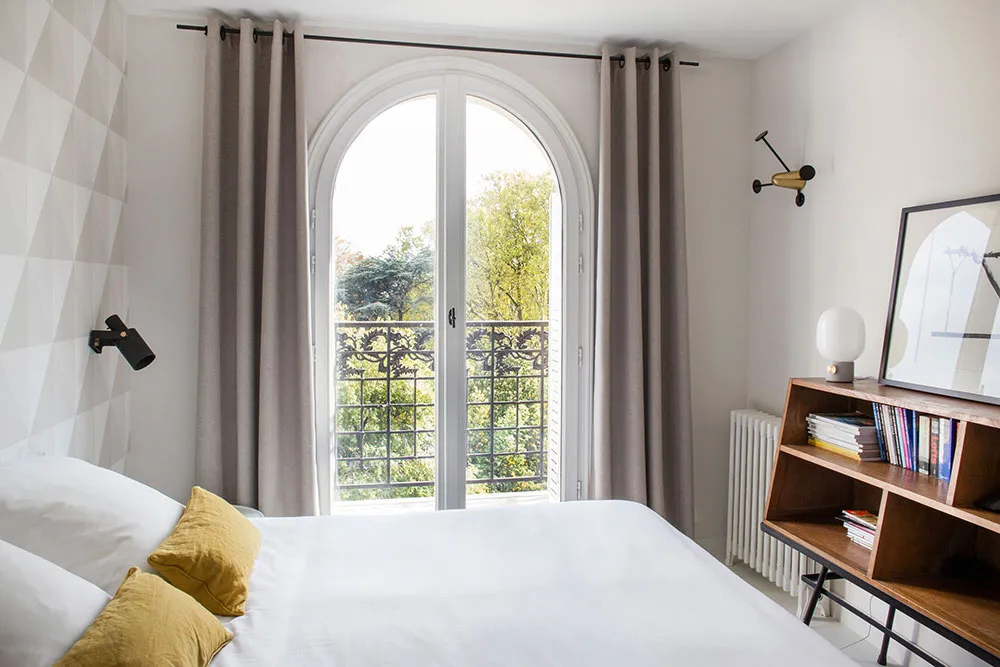 Klassische Fenster und moderner Dekor: Die Wohnung eines Designers in Paris - 12