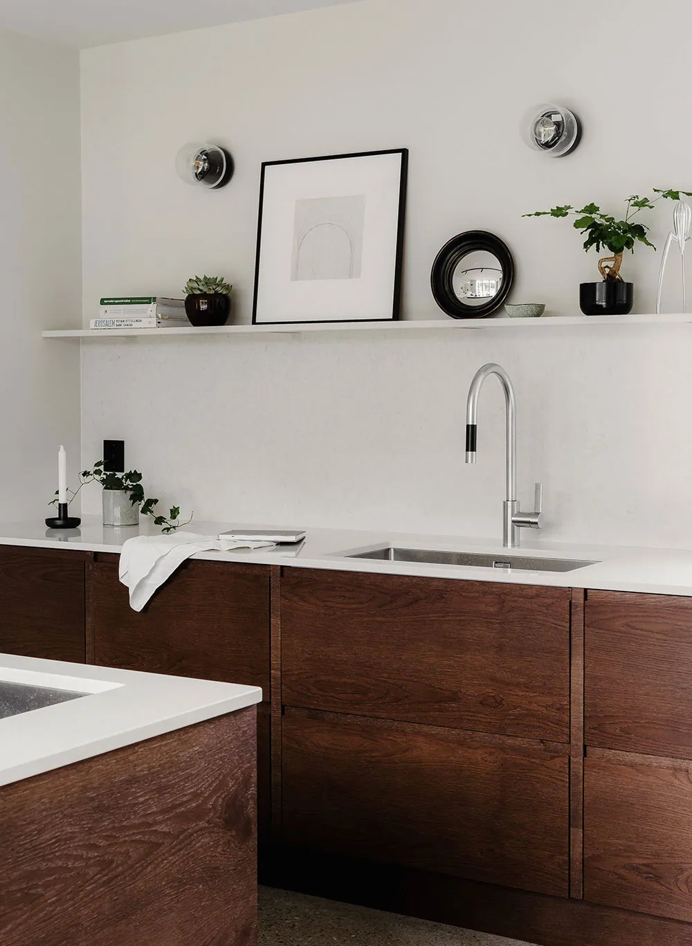 Schwarz-weiße Interieurs mit warmen Akzenten: modernes Haus in Schweden - Gallery image 8