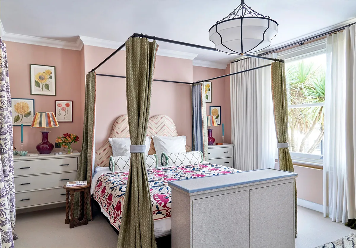 Soft Floral Motifs in Beautiful English-Style Interiors - Gallery image 3