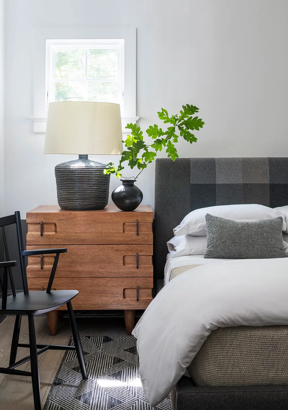Stylish black and white interiors of a countryside house on Long Island - Gallery image 9