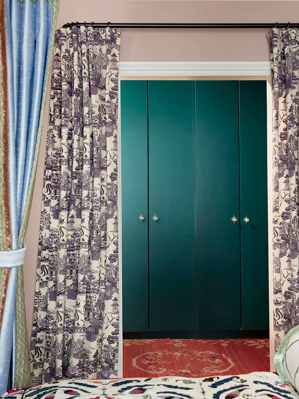 Soft Floral Motifs in Beautiful English-Style Interiors - Gallery image 5