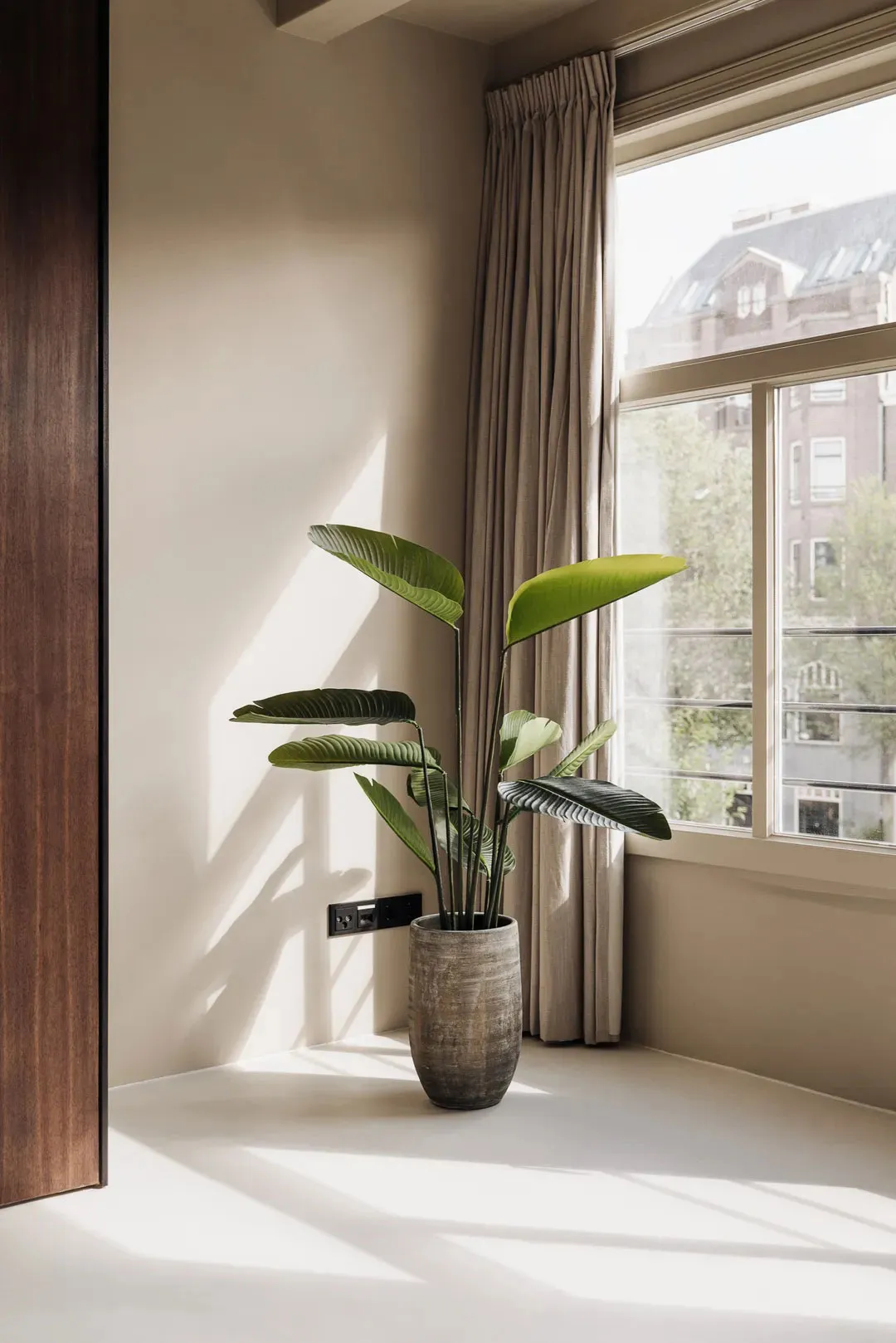 Diseño minimalista cálido en la decoración de un apartamento en una casa junto al canal en Ámsterdam - Gallery image 20