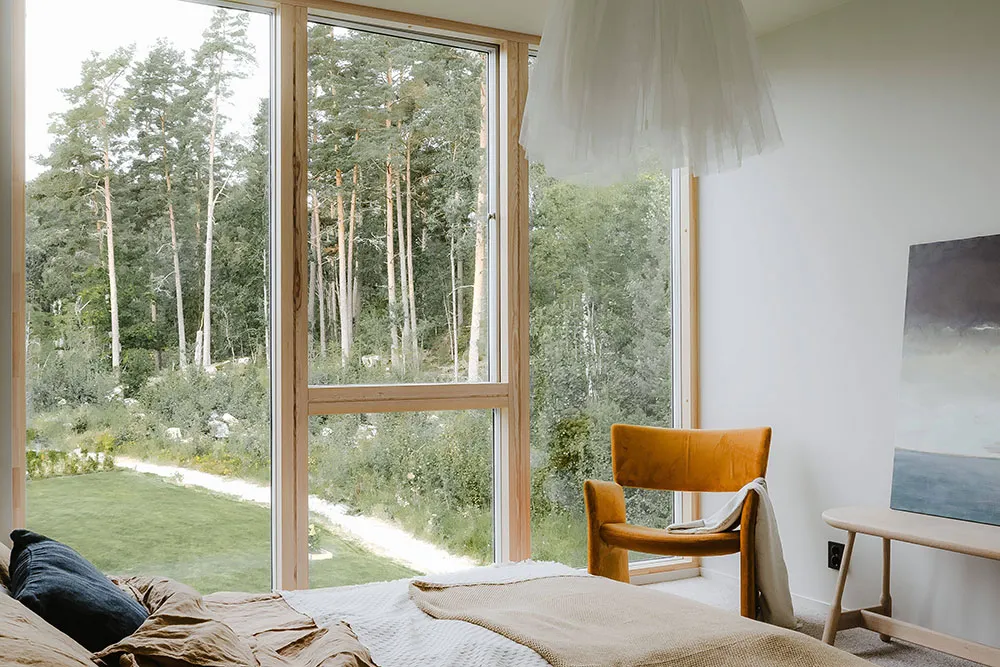 Schwarz-weiße Interieurs mit warmen Akzenten: modernes Haus in Schweden - Gallery image 15