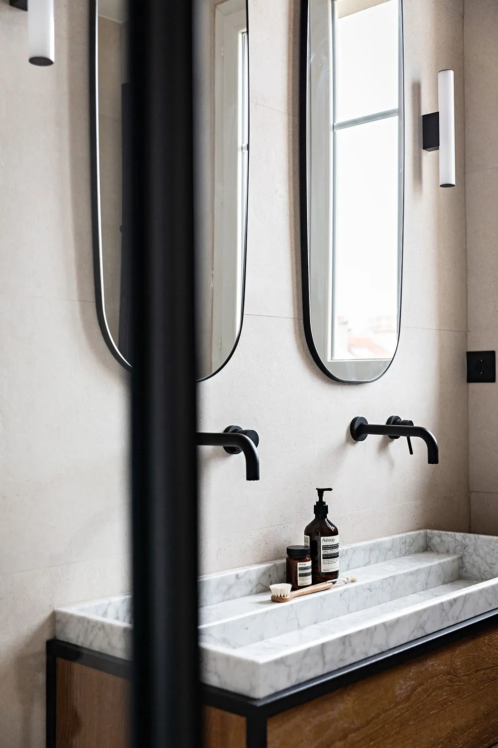 Diseño de interior en blanco y negro de un apartamento de dos plantas en París - Gallery image 17