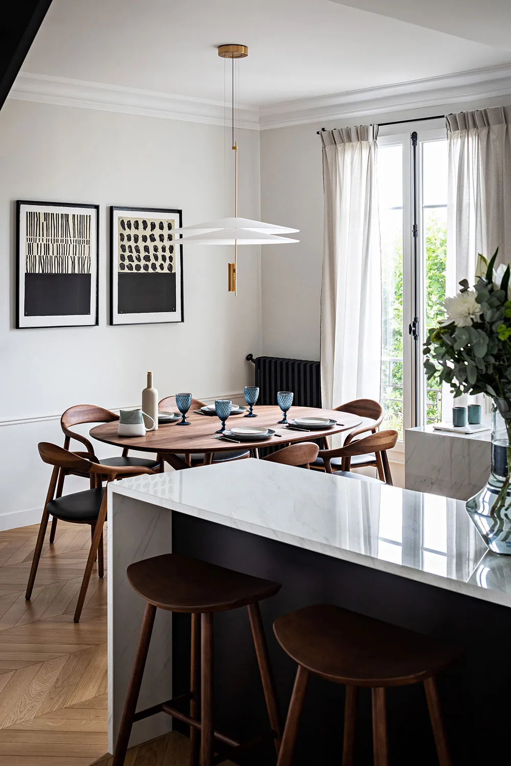 Diseño de interior en blanco y negro de un apartamento de dos plantas en París - Gallery image 6