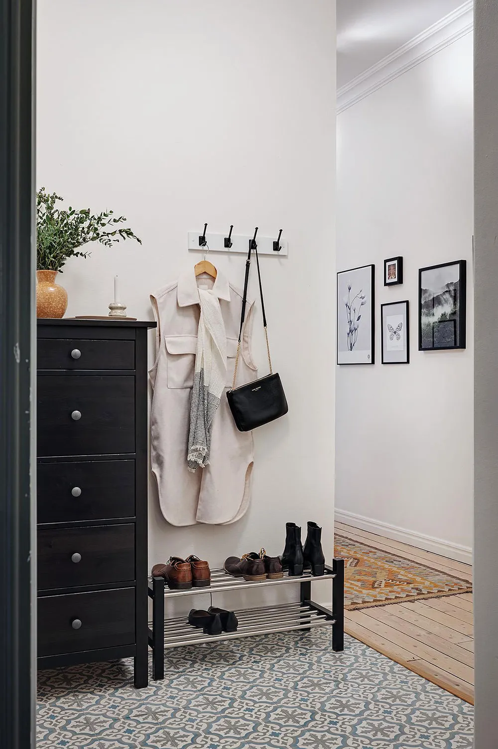 Angenehmes Zusammenspiel von kühlen und warmen Tönen in einer skandinavischen Wohnung (81 qm) - Gallery image 28