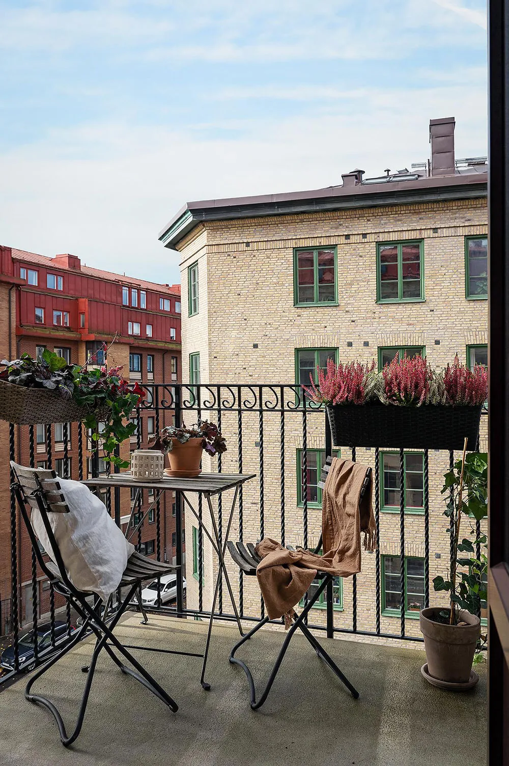 Angenehmes Zusammenspiel von kühlen und warmen Tönen in einer skandinavischen Wohnung (81 qm) - Gallery image 12