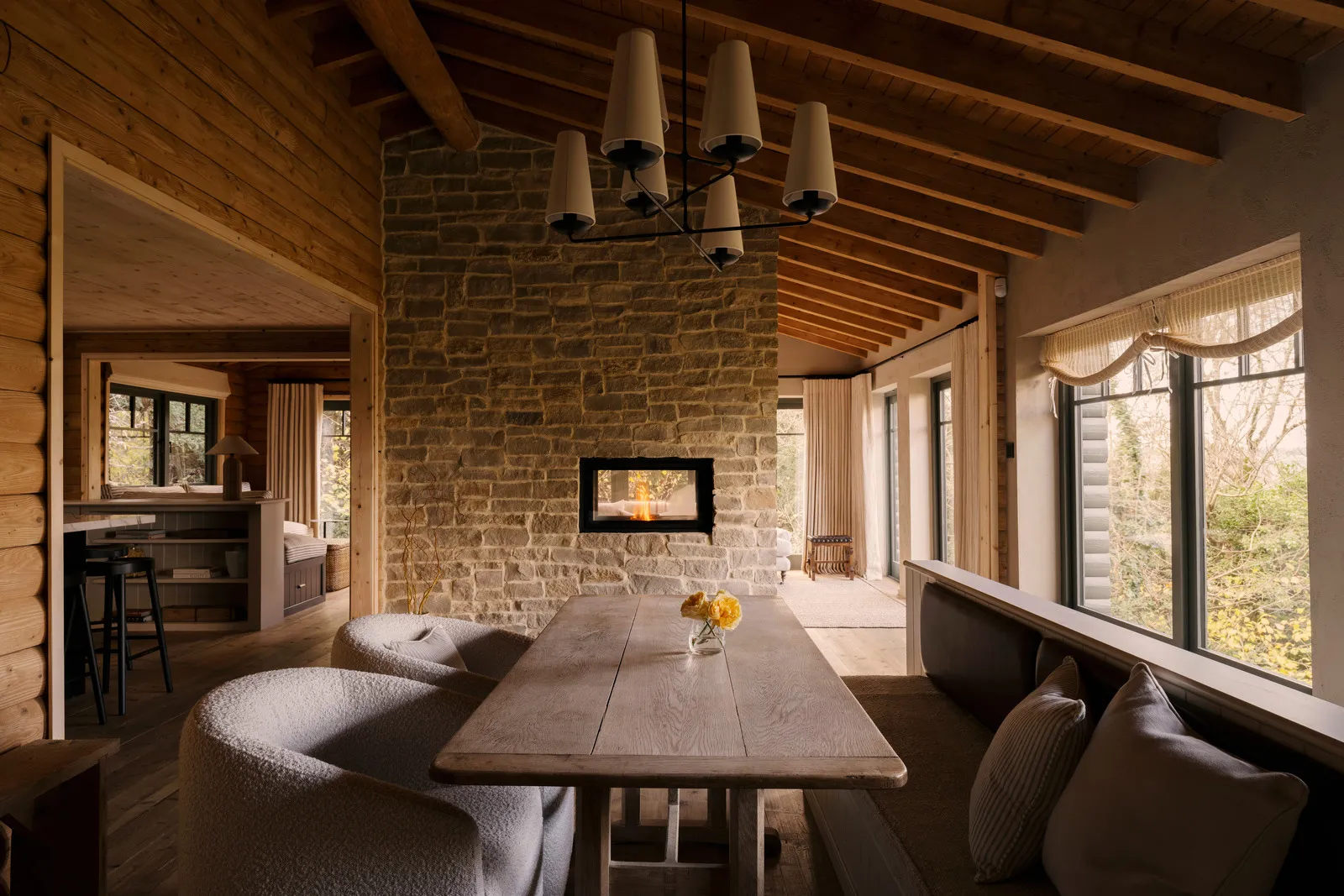 Приємні натуральні інтер'єри хутірка в лісі в Англії - Gallery image 1