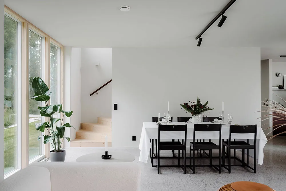 Schwarz-weiße Interieurs mit warmen Akzenten: modernes Haus in Schweden - Gallery image 5