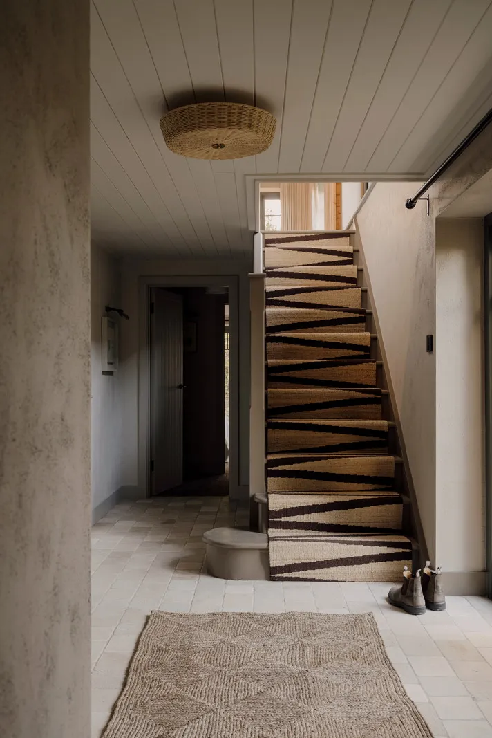 Приємні натуральні інтер'єри хутірка в лісі в Англії - Gallery image 18