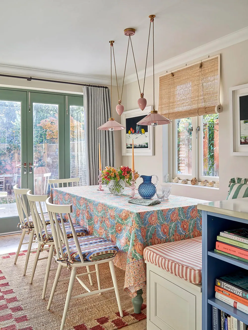 Soft Floral Motifs in Beautiful English-Style Interiors - Gallery image 9