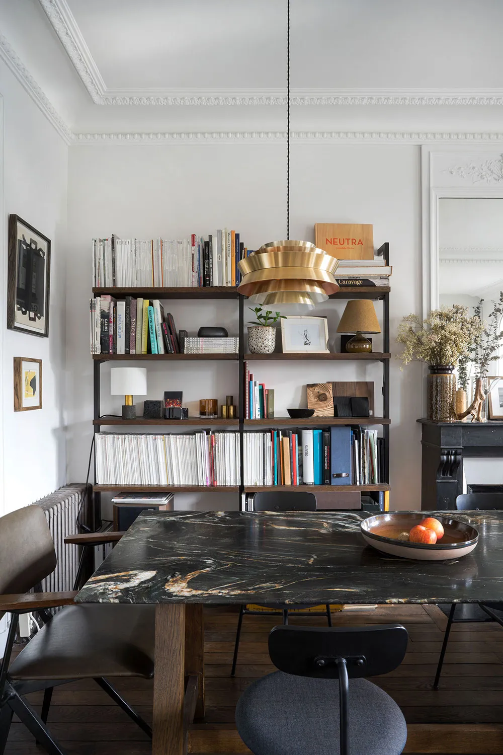 Klassische Fenster und moderner Dekor: Die Wohnung eines Designers in Paris - 5