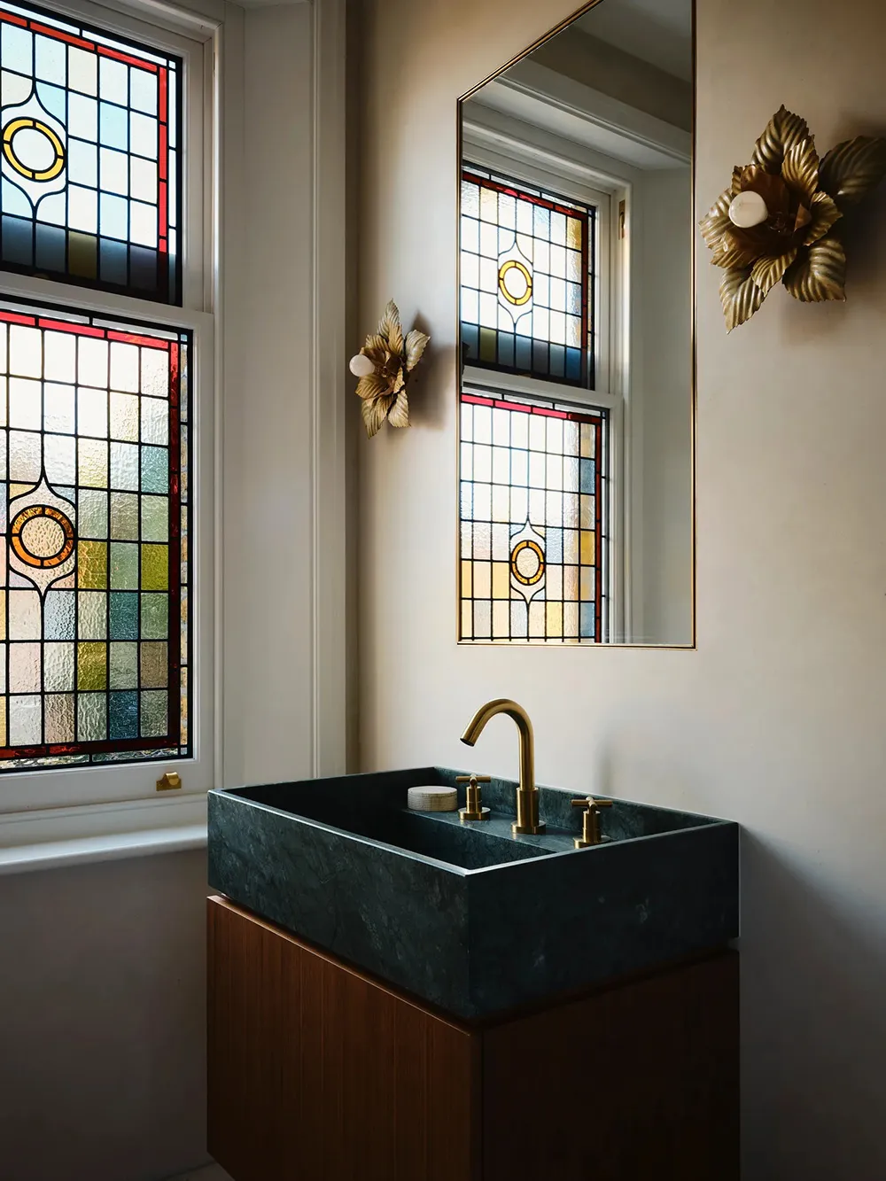 Art, Bold Accents, and English Design: A Townhouse in London - Gallery image 16