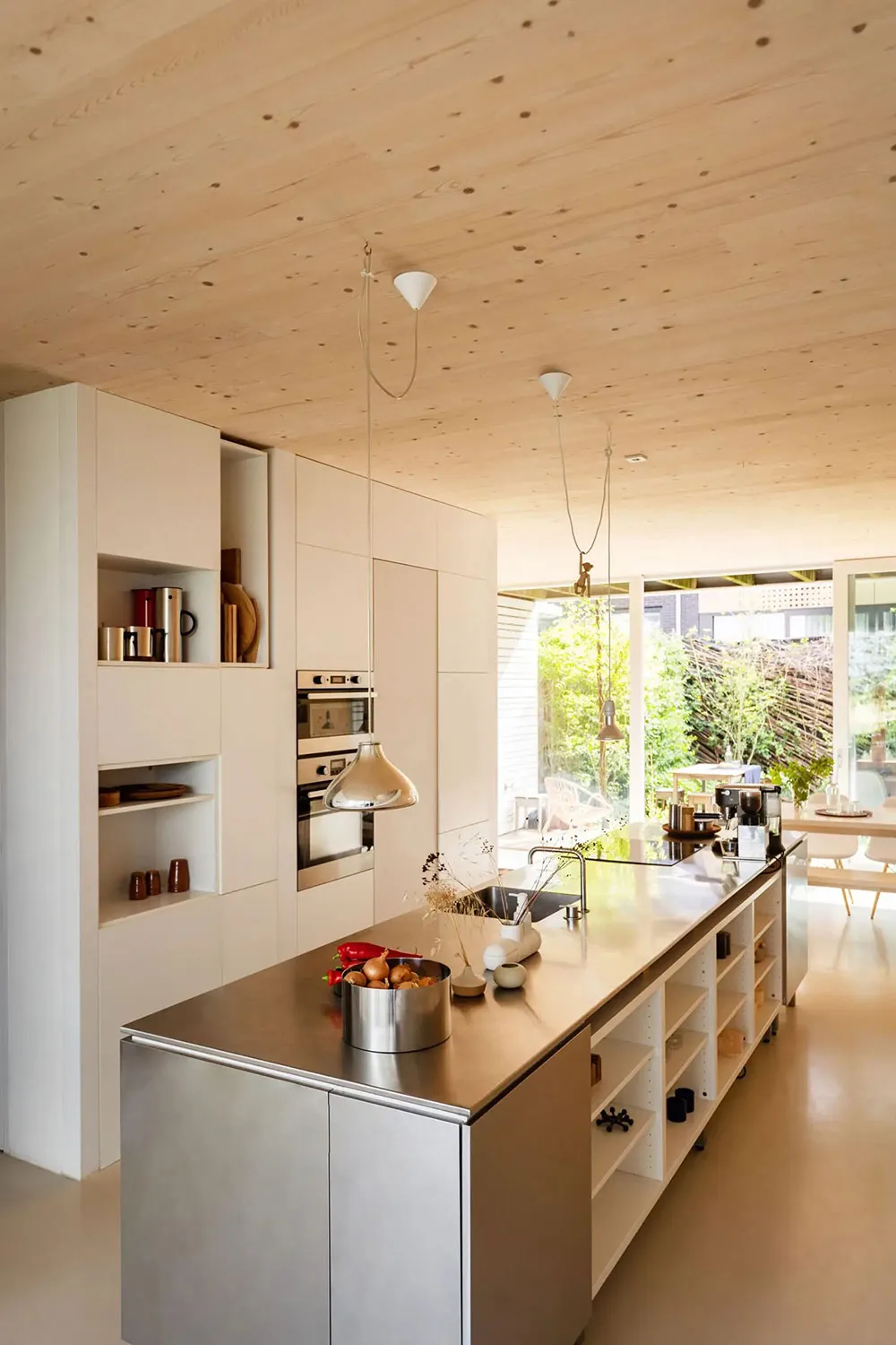 Calor de madera natural en el diseño de un townhouse moderno en Ámsterdam - Gallery image 1