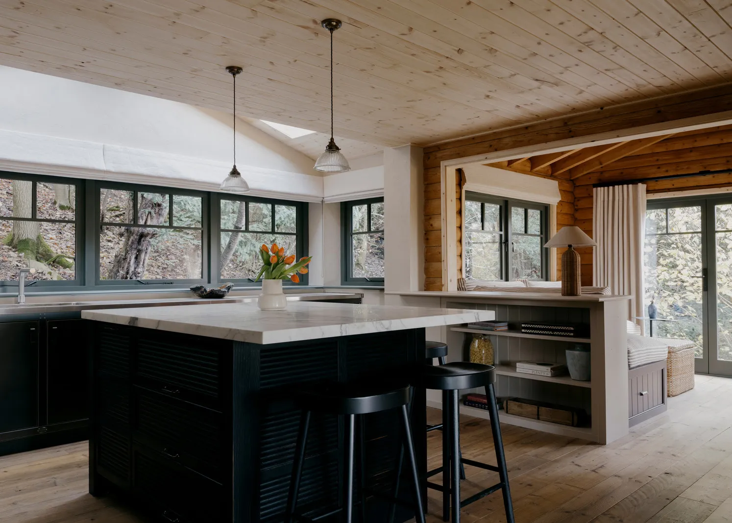 Приємні натуральні інтер'єри хутірка в лісі в Англії - Gallery image 5